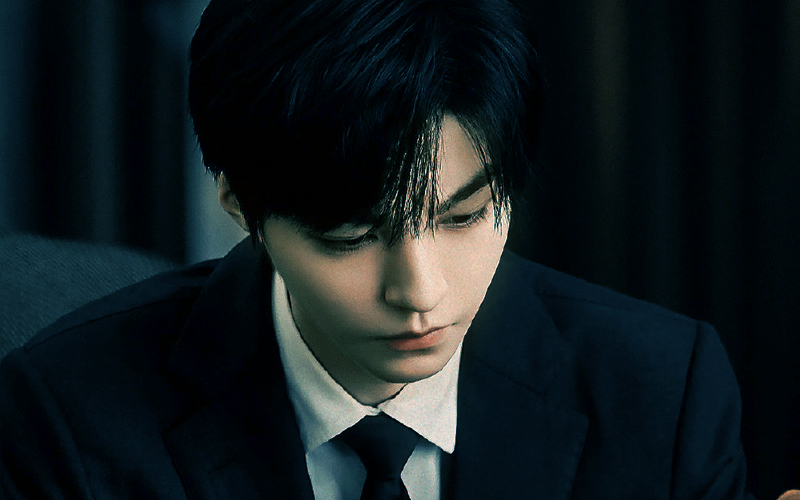 王俊凯《重生之门》新图来了!西装造型高冷帅气!