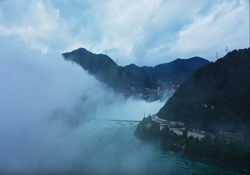 震撼!新中国第一座大型水电站浙江新安江水电站泄洪现场