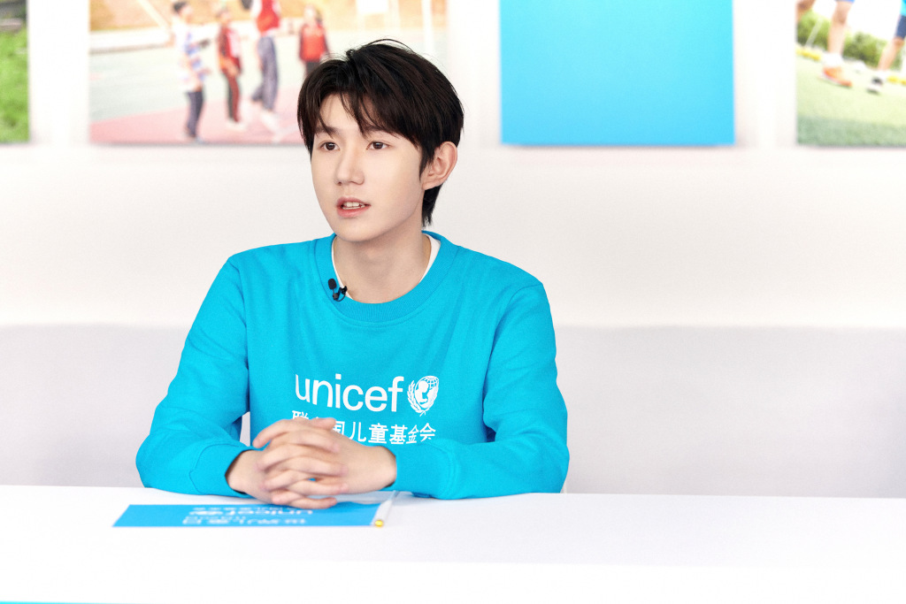 王源亮相联合国世界儿童日直播活动 穿蓝衣清爽帅气状态超好