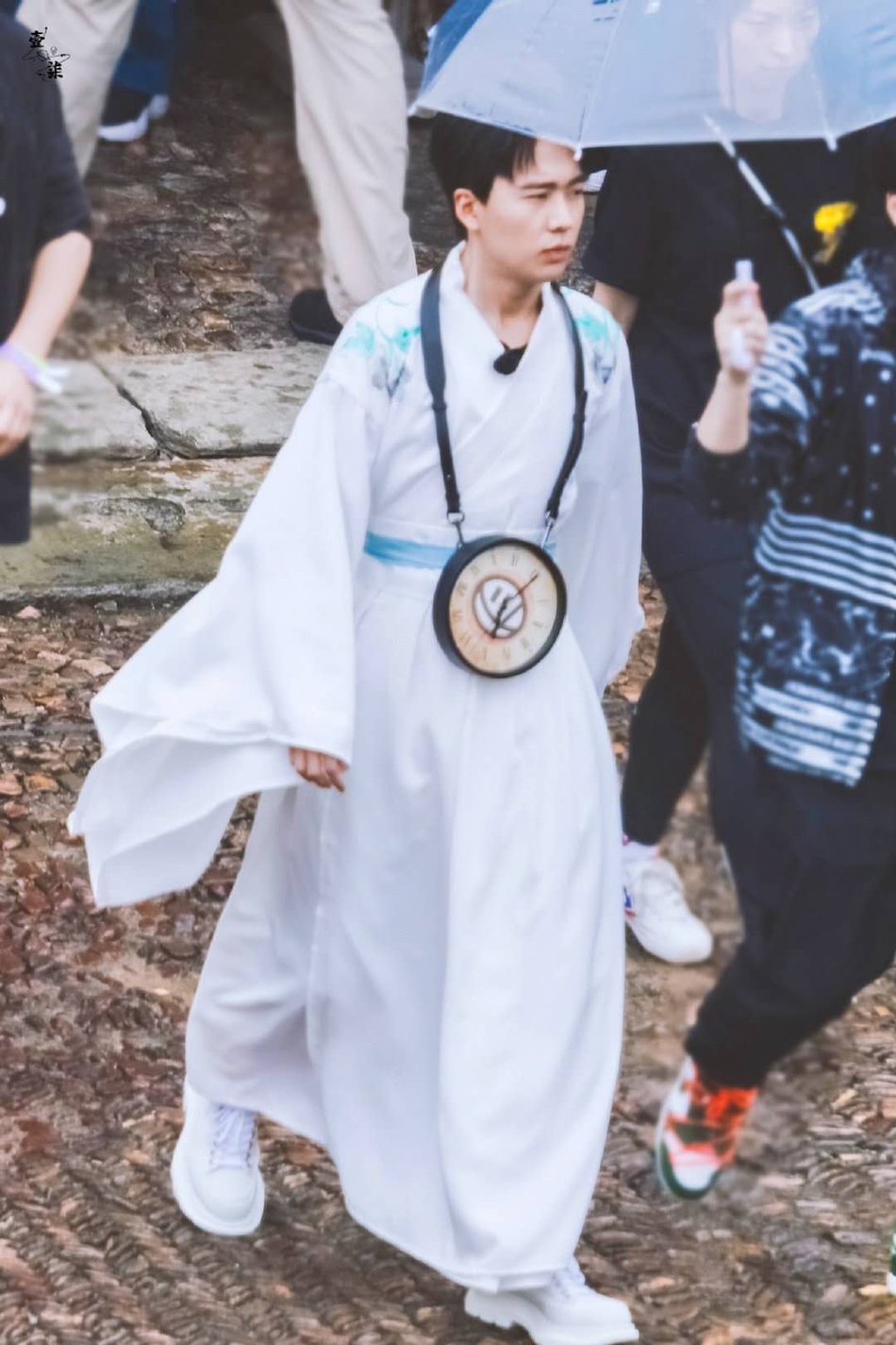 组图:郭麒麟录制德云社团综 古风白卦飘飘配水蓝色点缀似公子