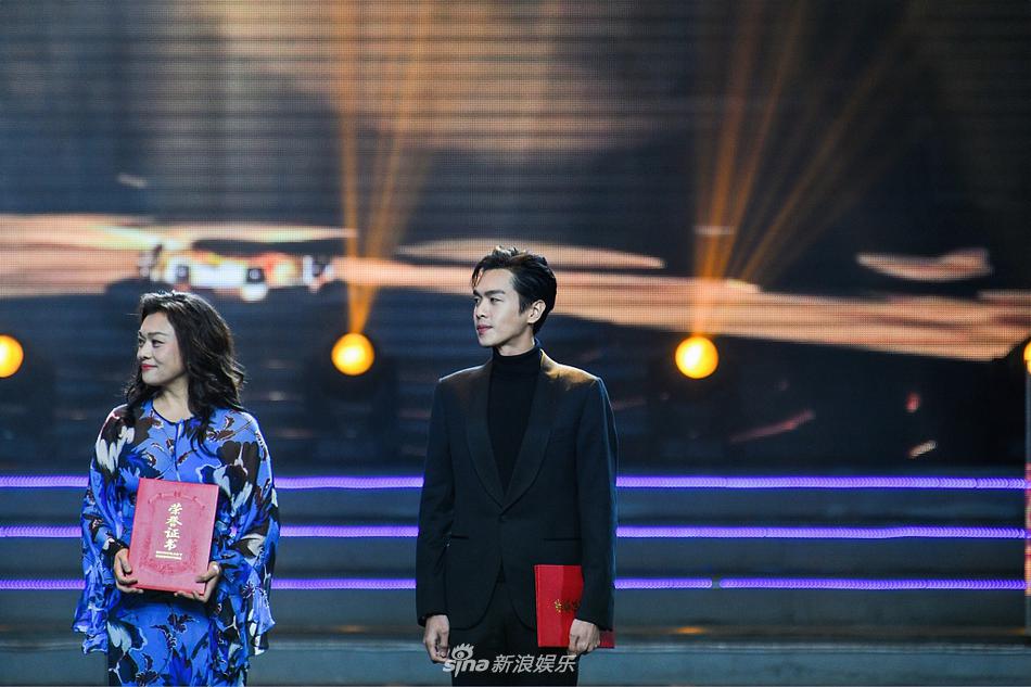组图:中国好演员颁奖礼江疏影李易峰红黑配默契同框