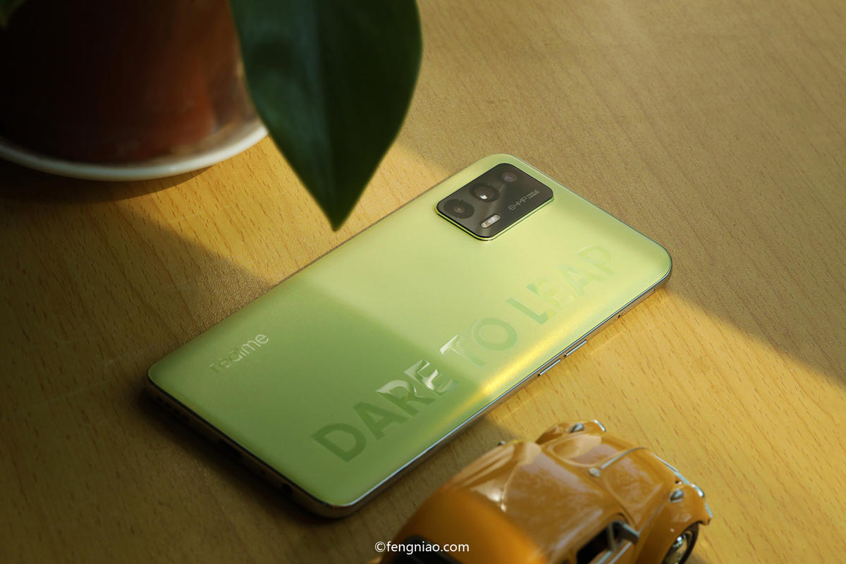 来康康点亮后的realme真我q3 pro"萤火虫"版有多酷