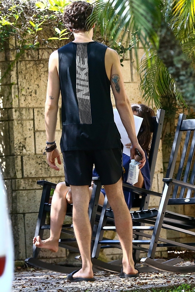 组图:田园式爱情!卡妹坐摇椅惬意阅读 男友萌德陪伴左右