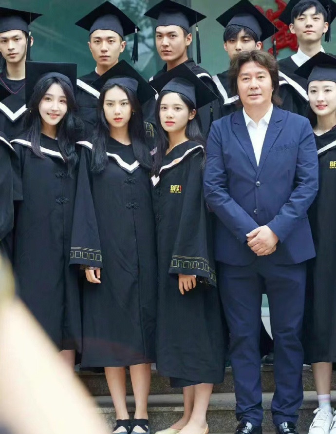 组图:张婧仪大学毕业旧照曝光 乌黑长发披肩素颜状态依旧超好