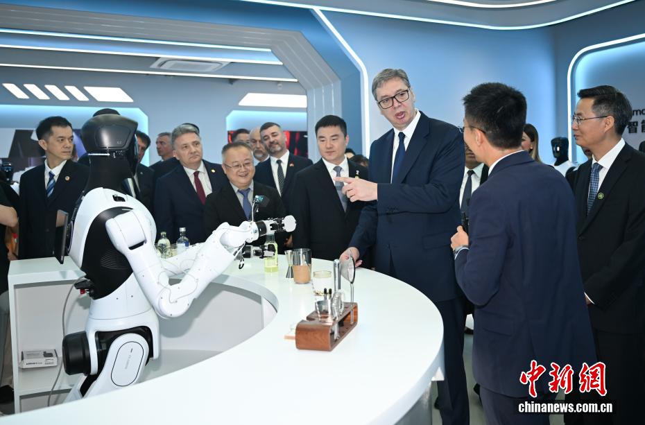 塞尔维亚总统武契奇访浙 考察中国人形机器人应用 - 图4