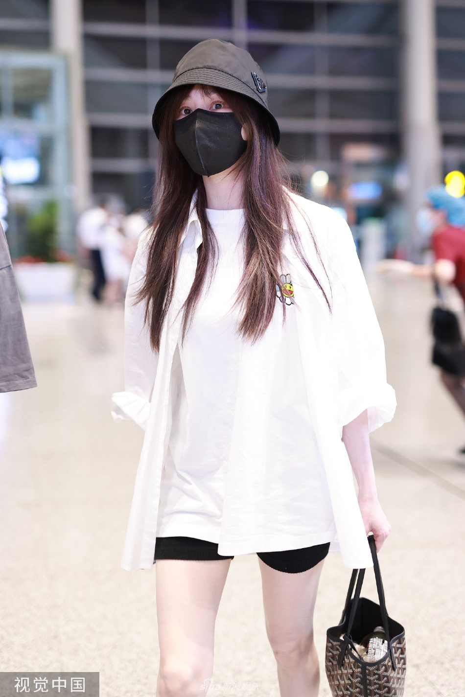 组图:王心凌t恤短裤造型现身 带渔夫帽清爽文艺