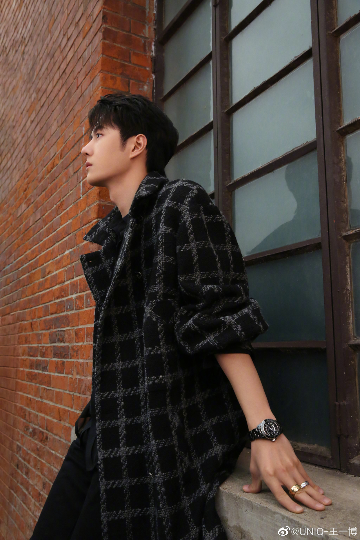 王一博格子上衣太酷了