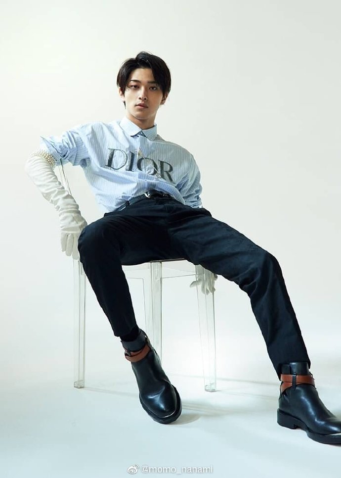 组图:横滨流星拍摄杂志封面 成熟风格突破自我