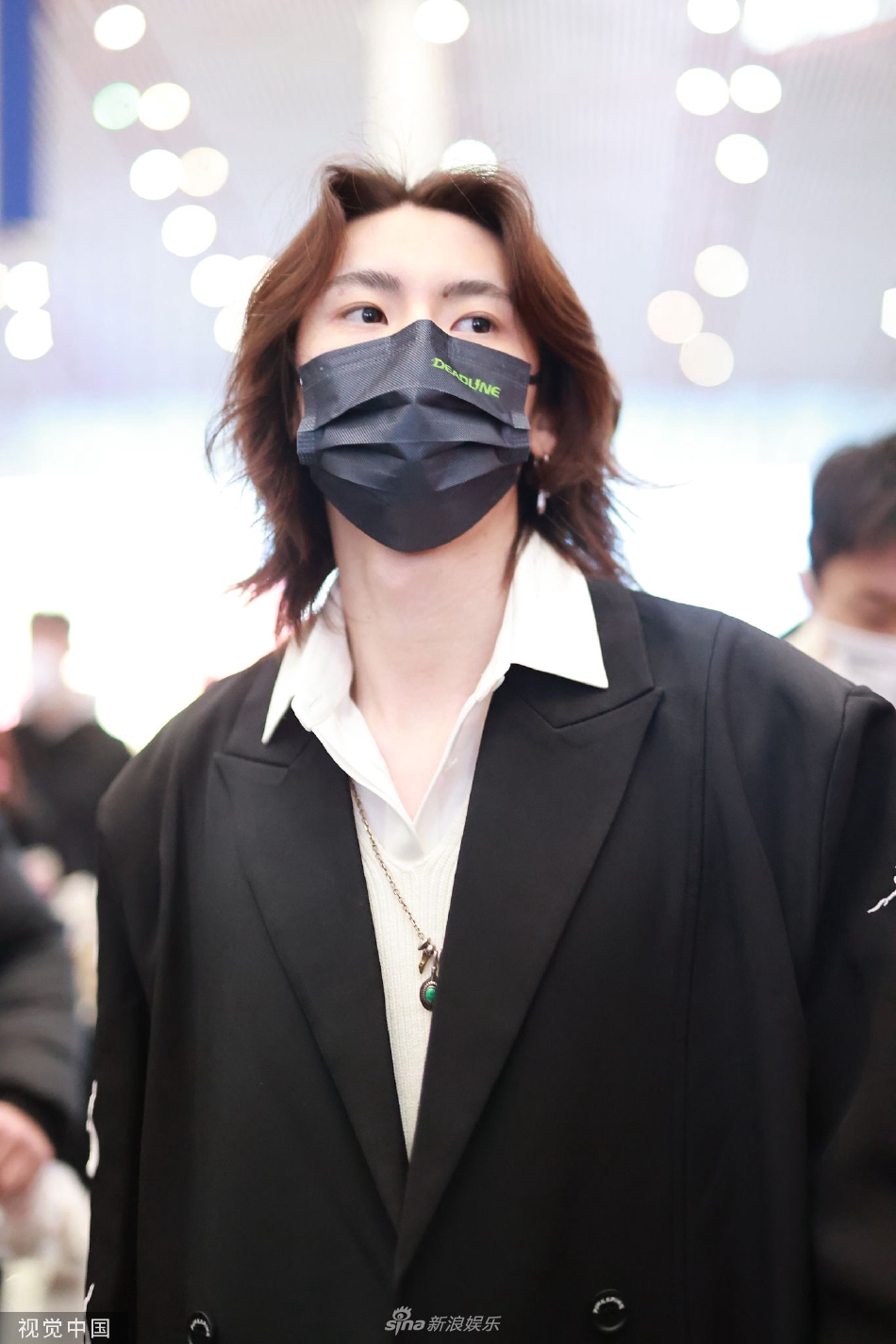 组图:"小鬼"王琳凯现身首都机场 中分长发造型个性