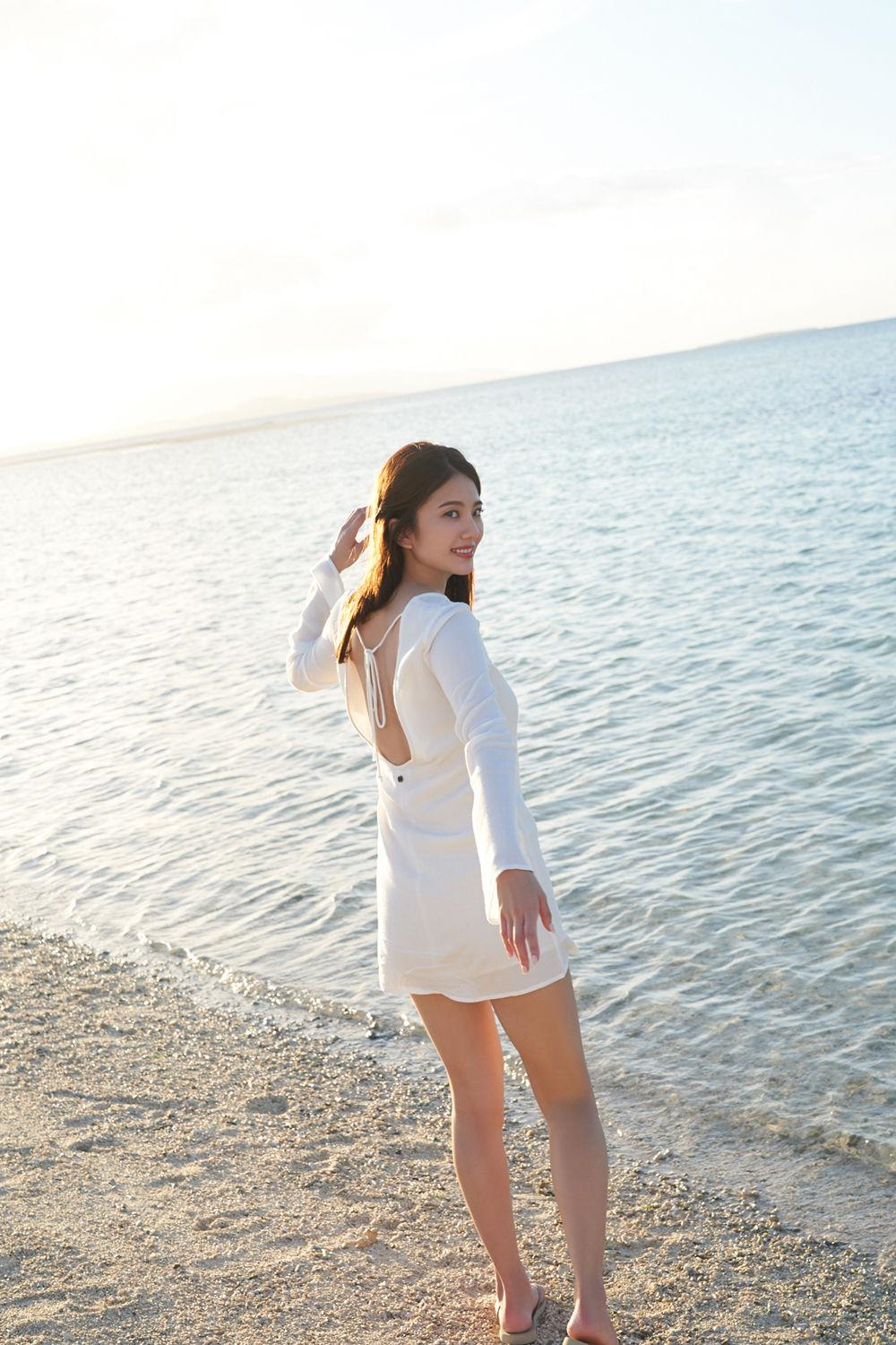 日本美少女伊东纱冶子海边写真照,每一张都十分精彩,魅力四射