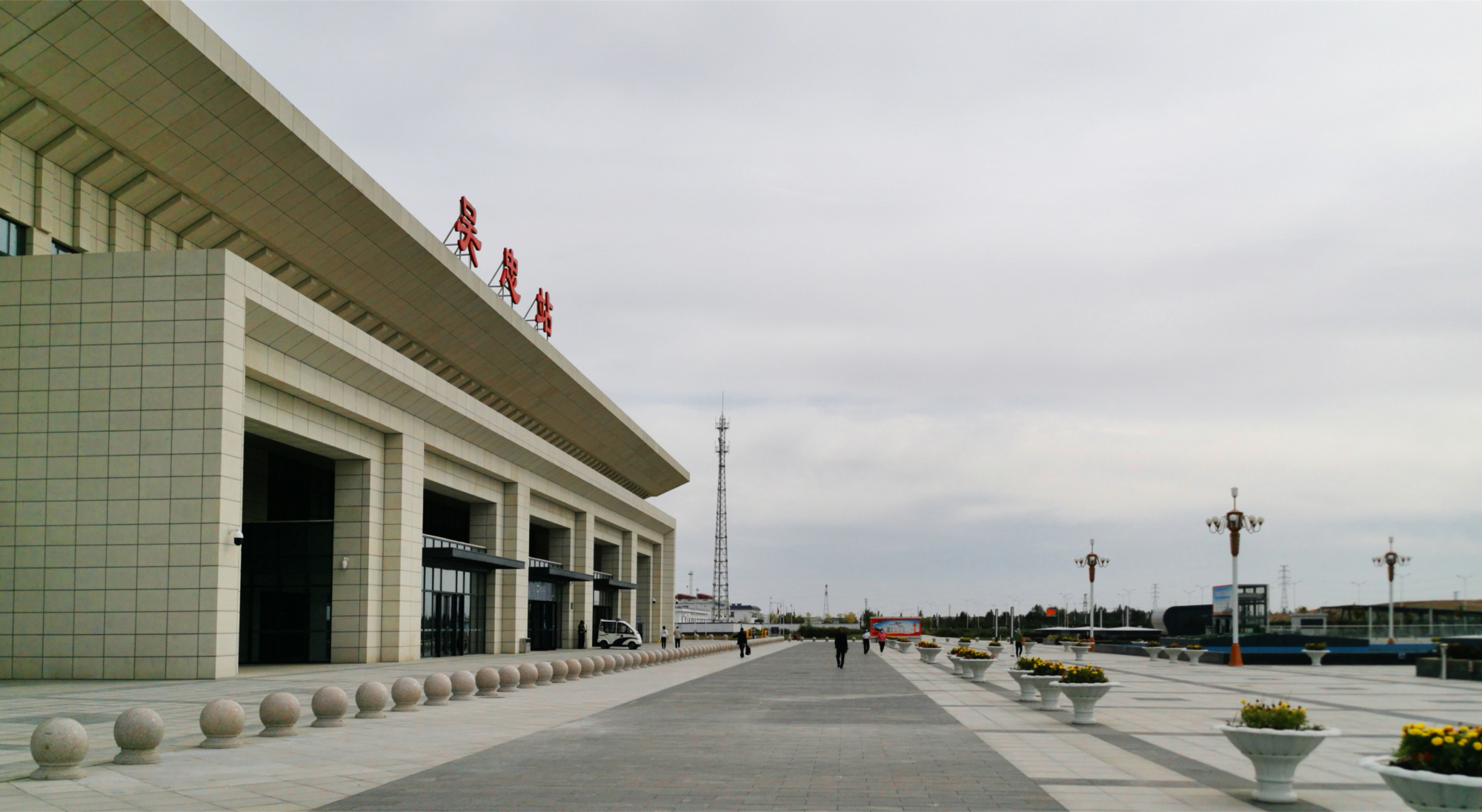 宁夏吴忠高铁站广场挺漂亮的