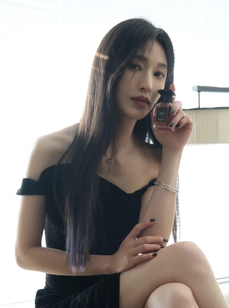 张俪发布黑色高开叉长裙造型写真 秀性感锁骨 长腿美艳迷人