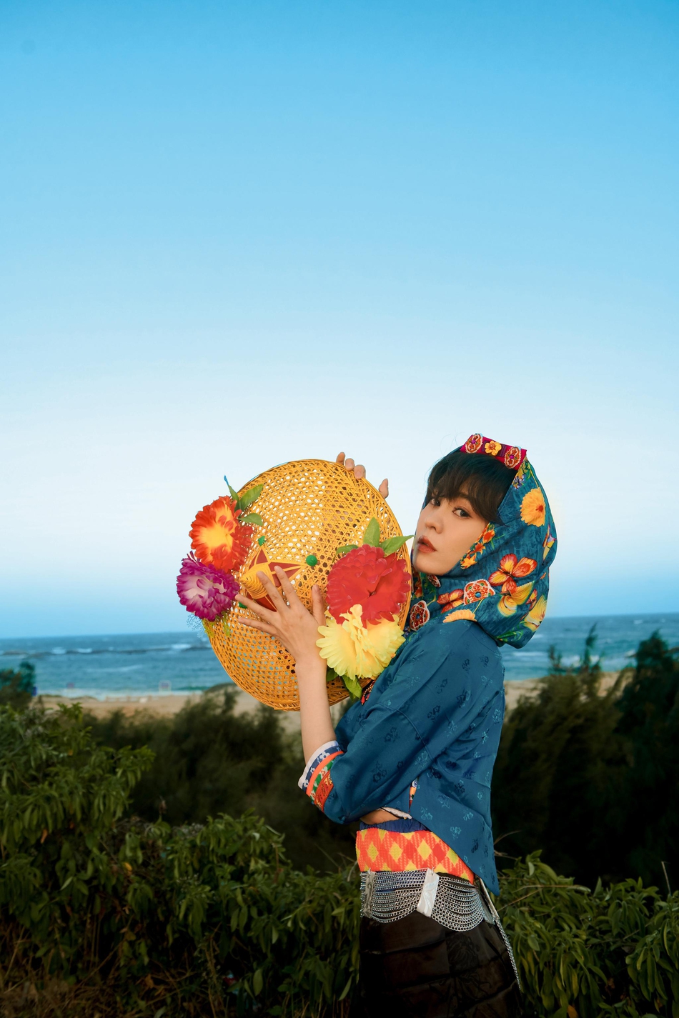 组图:姐姐惠安女造型抢眼 张雨绮刘海复古李斯丹妮花头巾有韵味