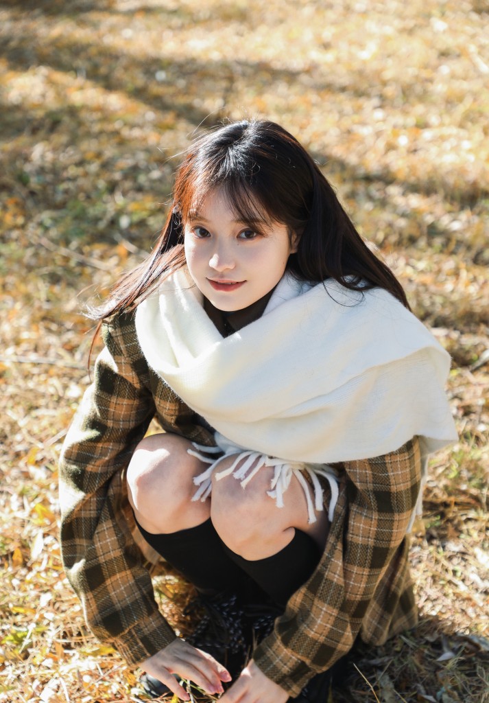 张楚寒格子大衣造型初冬林中写真 似韩剧女主角镜头感满满