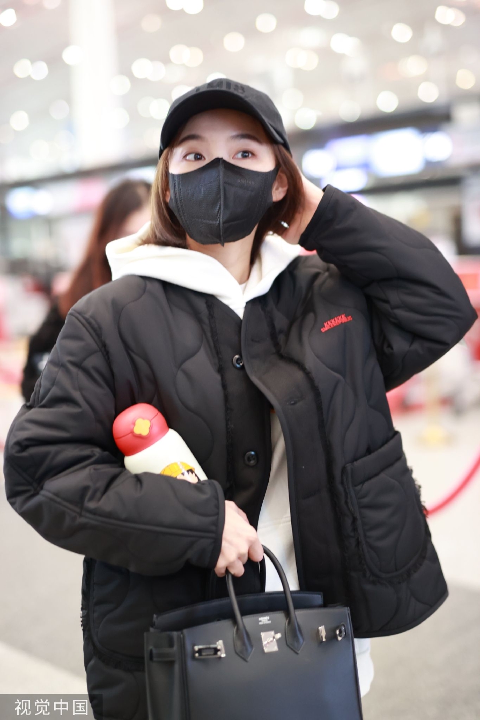 组图:张佳宁休闲造型现身机场 白色帽衫搭黑色外套活力随性