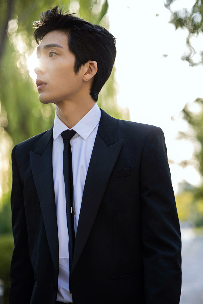 井柏然黑色西装白衬衫绅士经典 街头漫步余晖斑驳氛围感十足