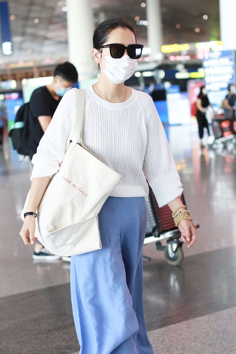 海清街拍:七分袖针织衫天蓝色裤裙celine沙滩包干净素雅