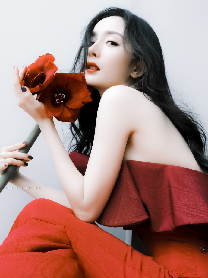 杨幂封面照:手持大红花眼神撩人,回眸一笑气场全开