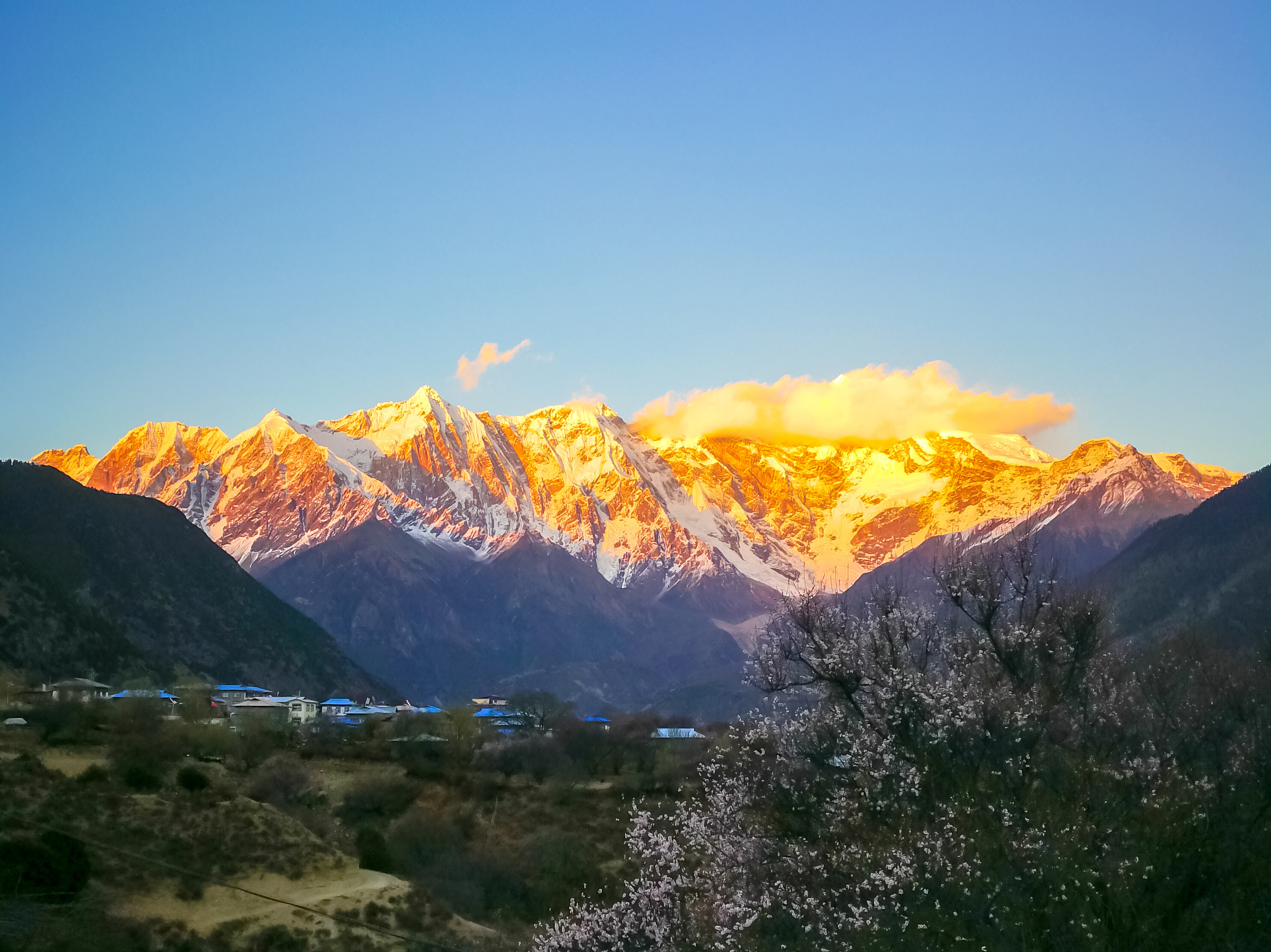 最美日照金山图片