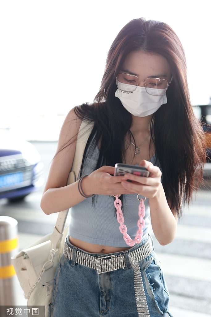 组图:徐璐蓝色吊带露脐装秀热辣蛮腰 撩发气质迷人钻石皮带吸睛