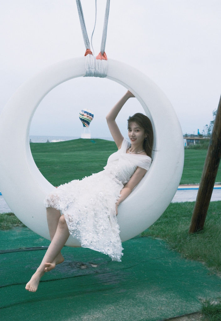 徐悦发布海边写真度假风十足 长发白裙飘逸浪漫