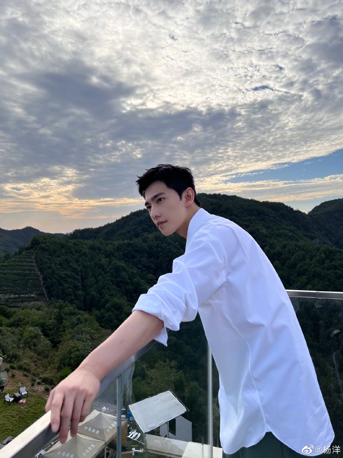 组图:杨洋微博晒四宫格户外随拍 穿白色衬衣侧颜线条优越