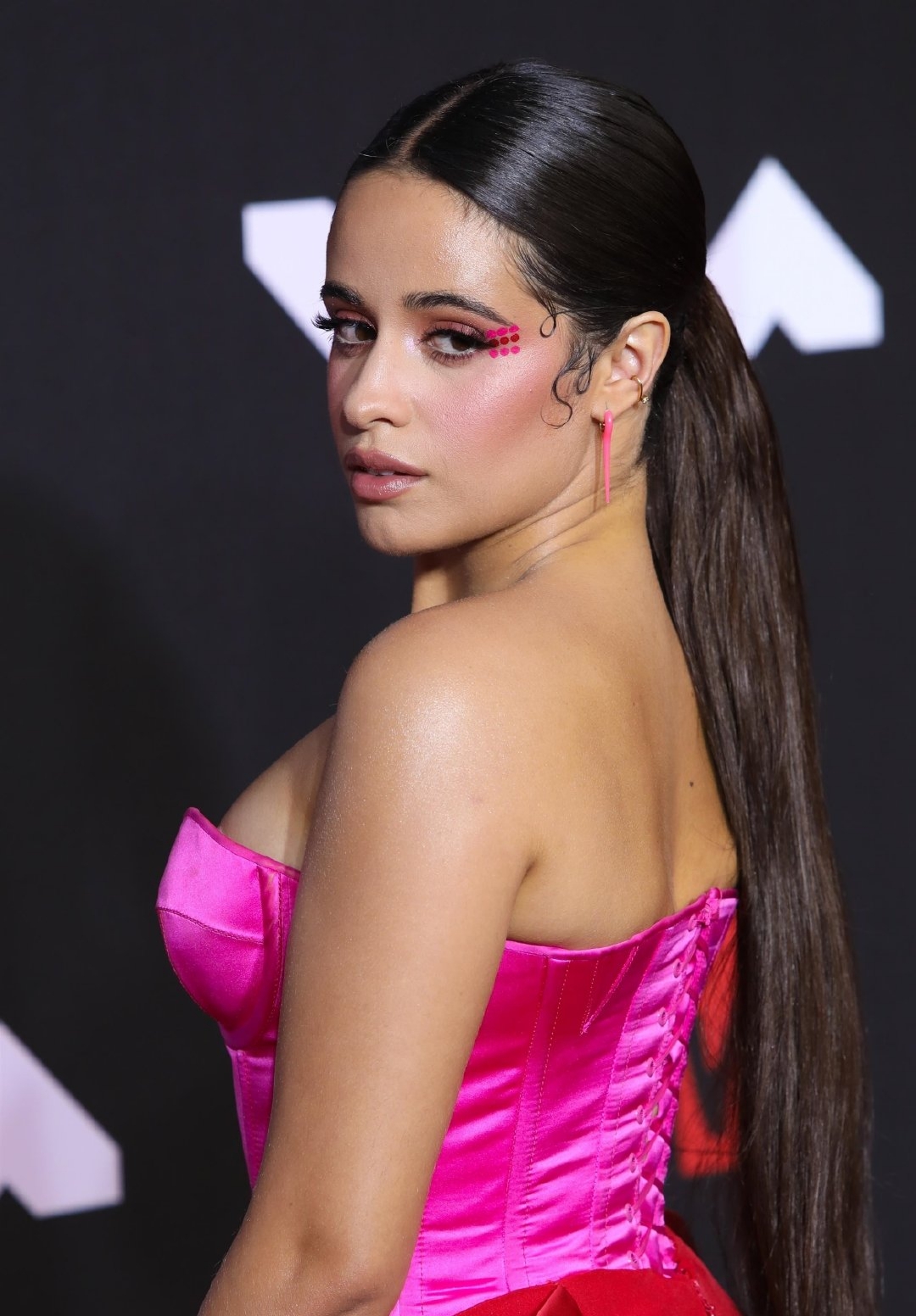 美女图——古巴裔美国流行乐歌手卡米拉·卡贝洛