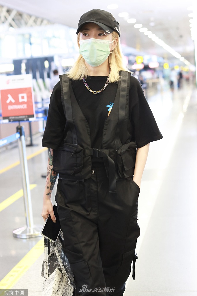 组图:乃万纯黑工装马甲酷飒有范 挎超大号手包手上纹身瞩目