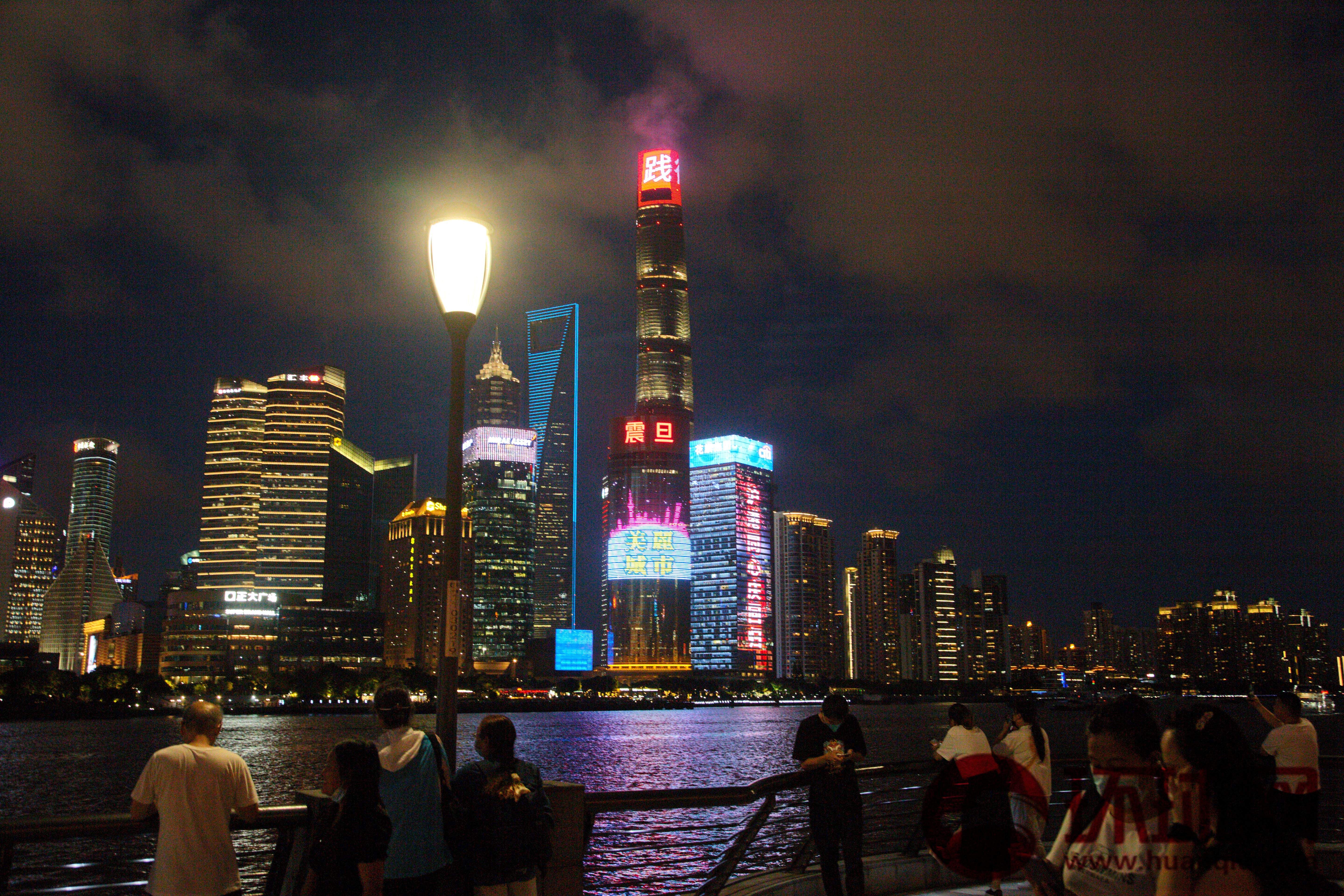 上海外滩"浦江辉映耀回归"主题灯光秀 吸引众多市民游客