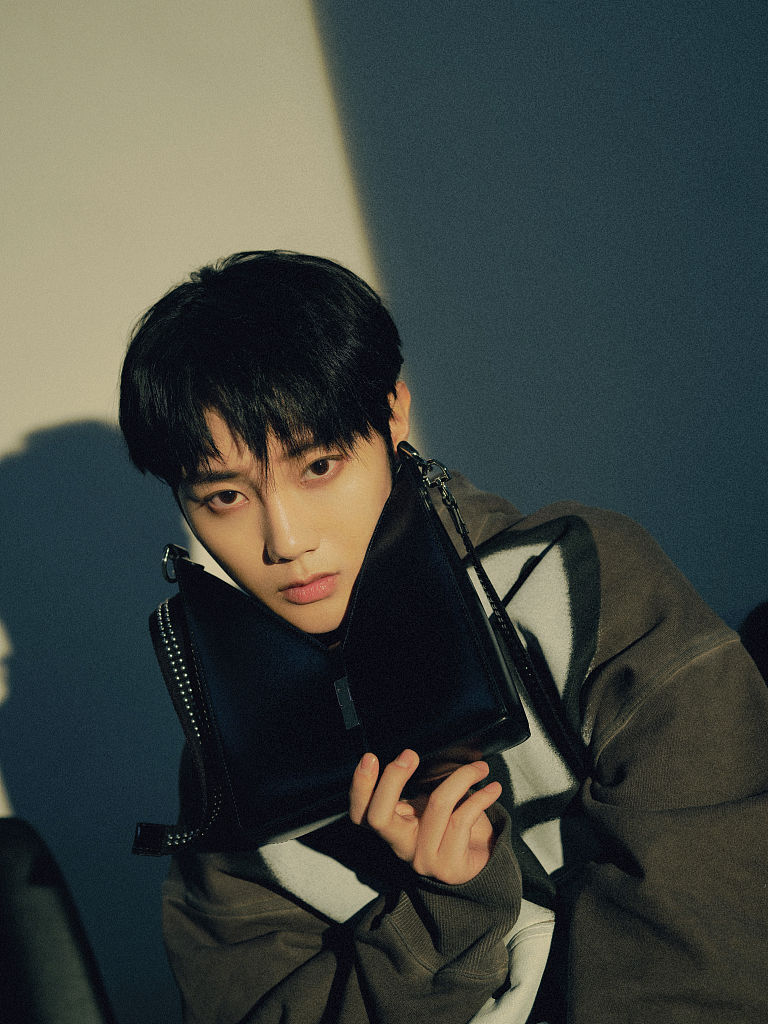 刘也最新时尚写真释出 星月交辉相映别样氛围