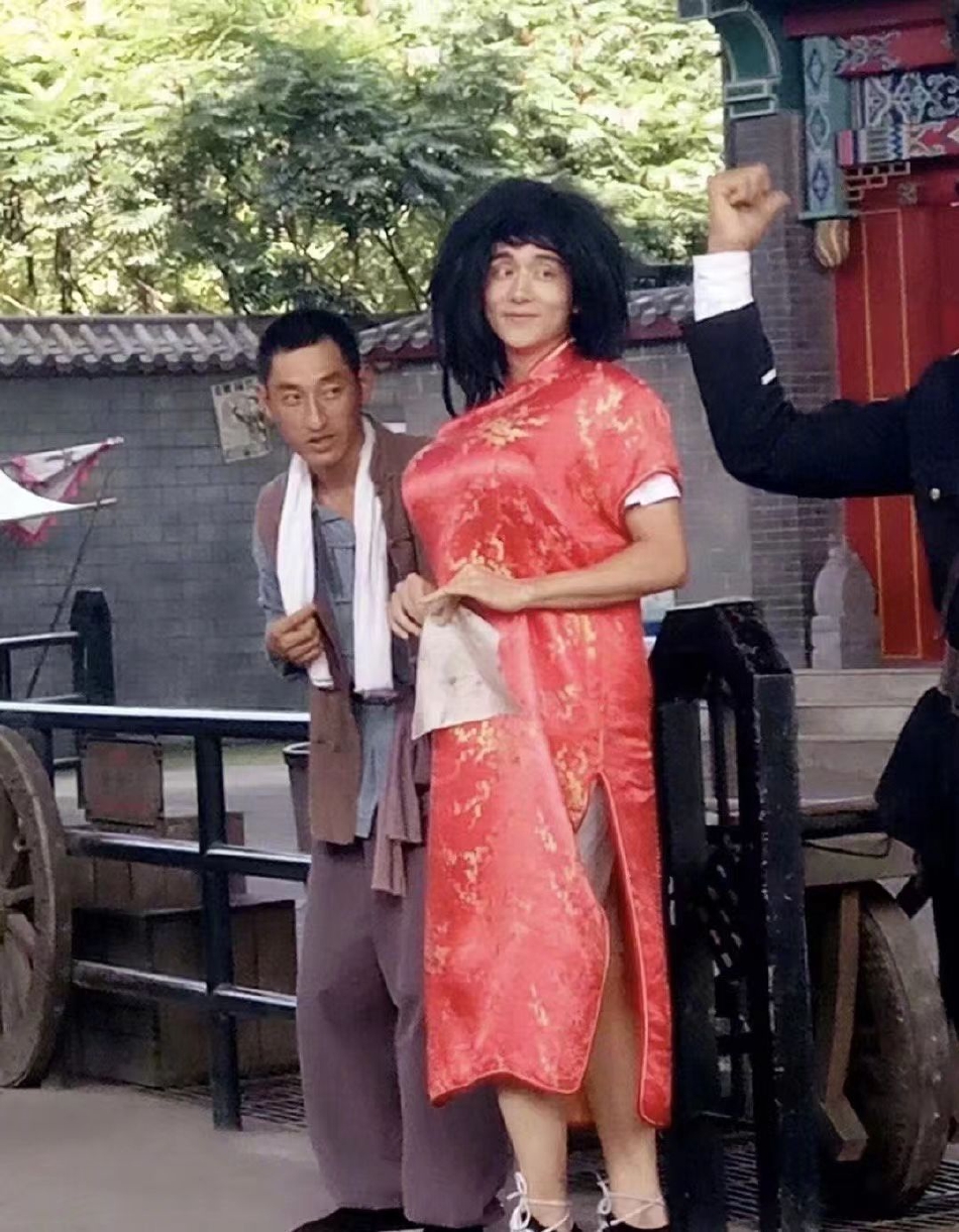 组图:网友晒张新成六年前女装旧照 身穿红旗袍戴假发搞笑满分