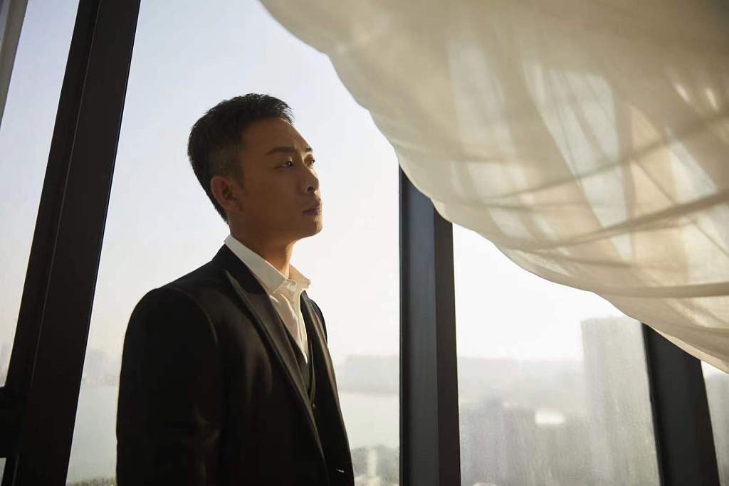 张译亮相金鸡百花电影节开幕式 凭借《悬崖之上》角逐最佳男主角