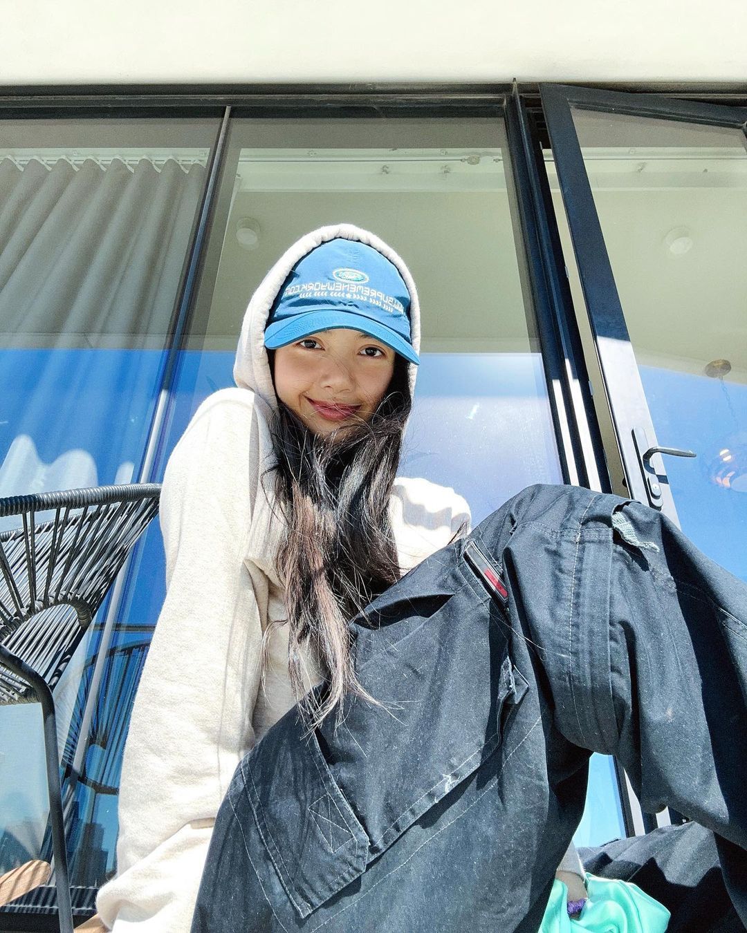 lisa晒五宫格随拍,蓝色棒球帽,休闲舒适的卫衣,尽显青春活力