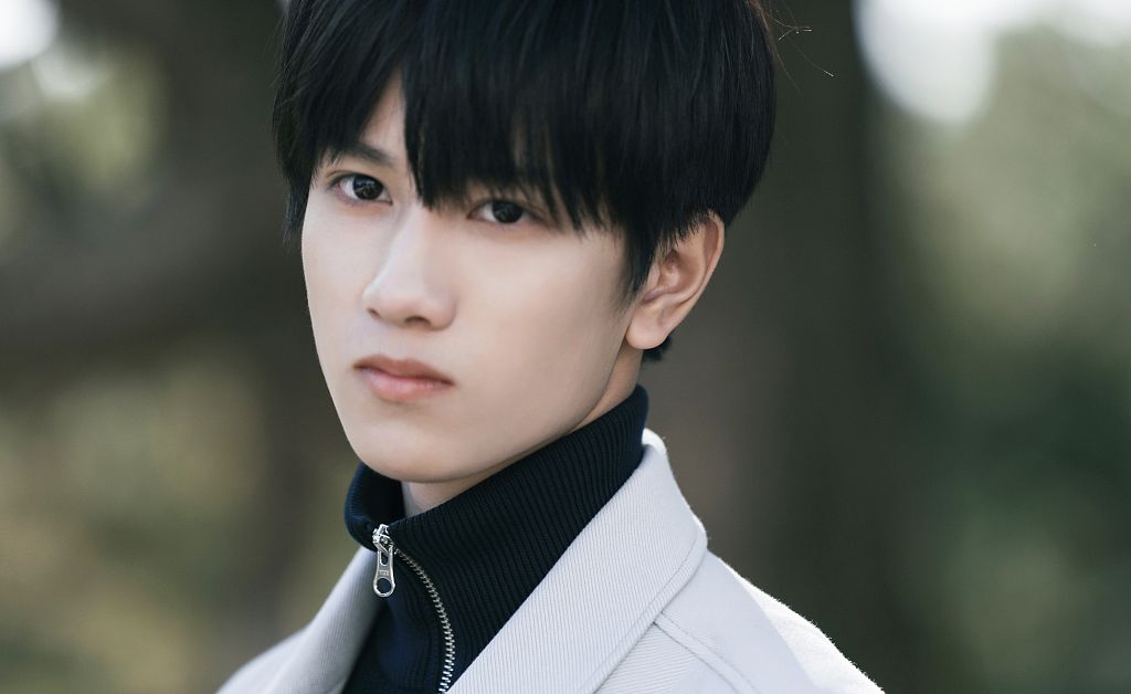 敖子逸立秋发布户外写真 夹克搭配针织衫营造秋日氛围