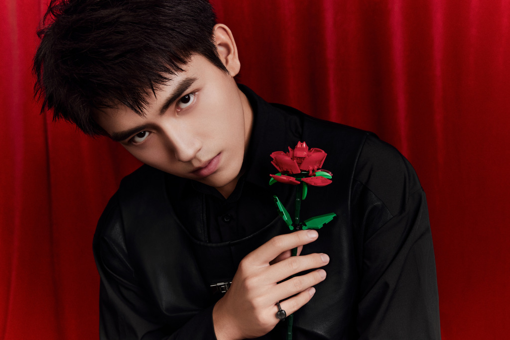 陈飞宇解锁"优酷宠爱官" 分享红玫瑰质感写真