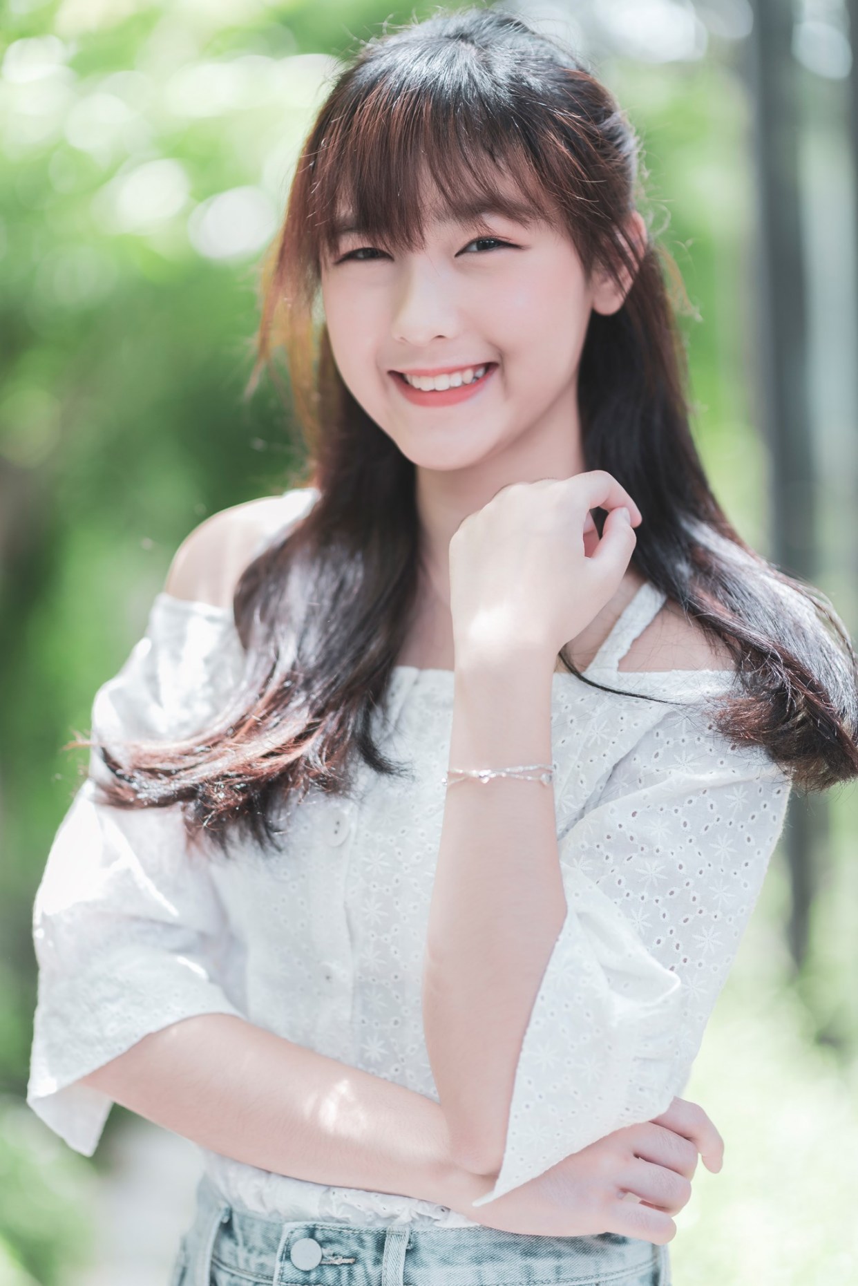 清纯美少女户外随拍,来亲近下自然美吧