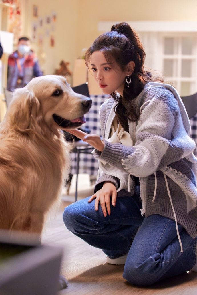 组图:《开播情景喜剧》开播剧照 杨超越戴造型眼镜可可爱爱