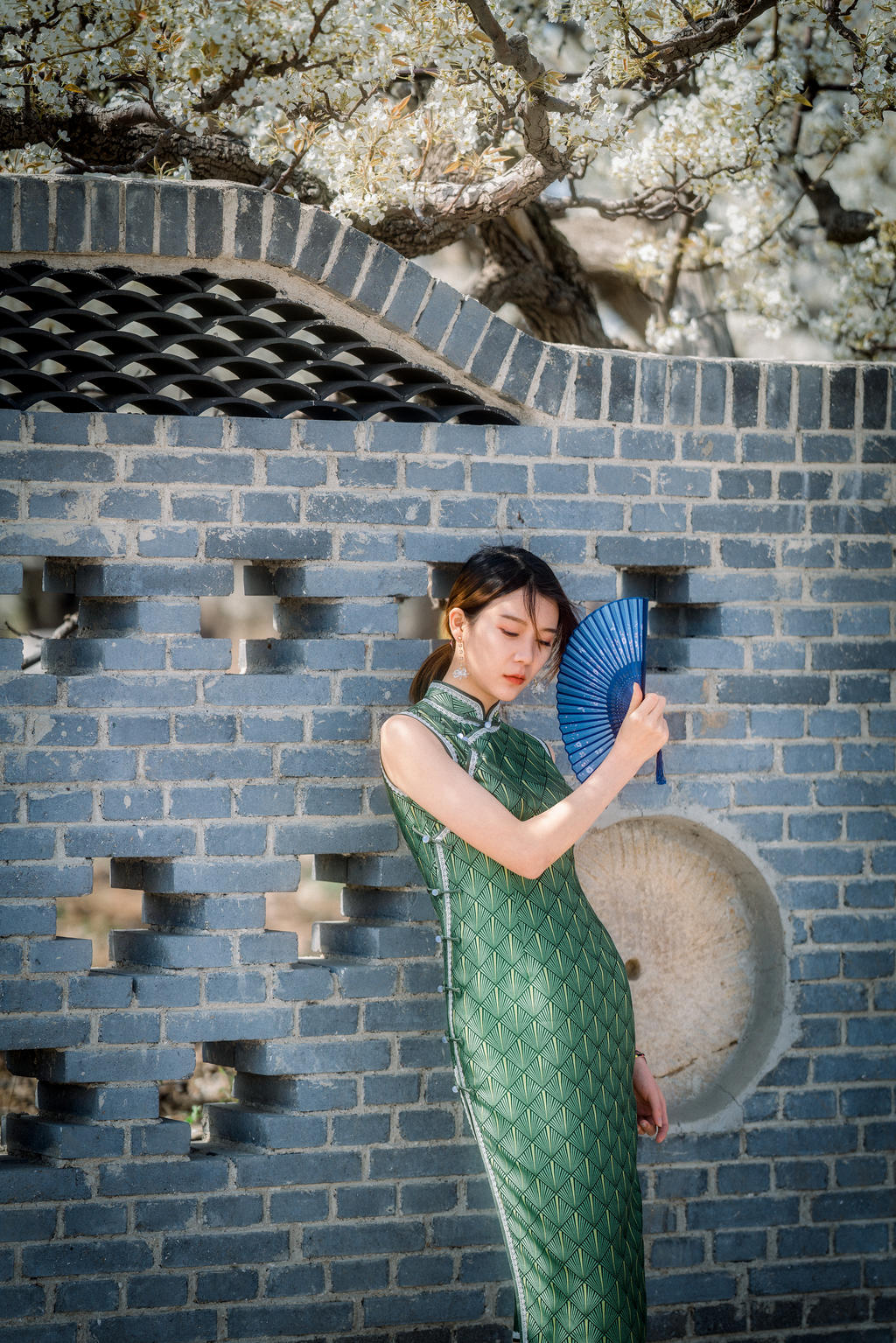 优雅小女人绿色贴身旗袍高清美女写真