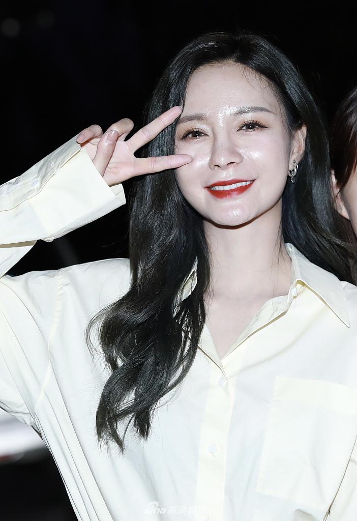 组图:沈梦辰长卷发搭白衬衣成熟干练 对镜比耶唇红齿白可可爱爱