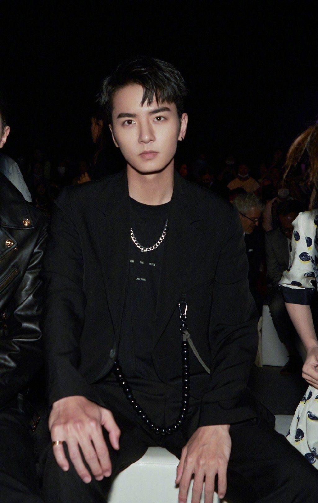 吴希泽以一身廓形西装造型出席活动,少年配花,腔调十足