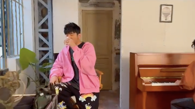 组图:周杰伦穿粉衣与友人相聚惬意十足 在线教学弹钢琴悠扬动听