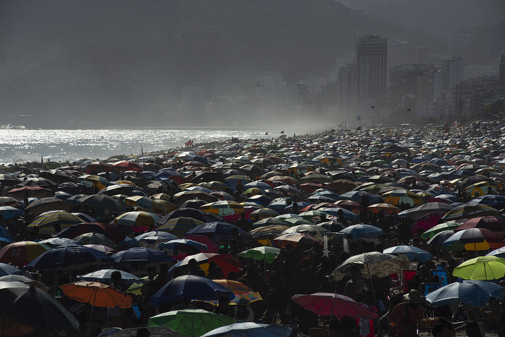 巴西累计新冠确诊病例超2400万例 海滩上游人如织人山人海