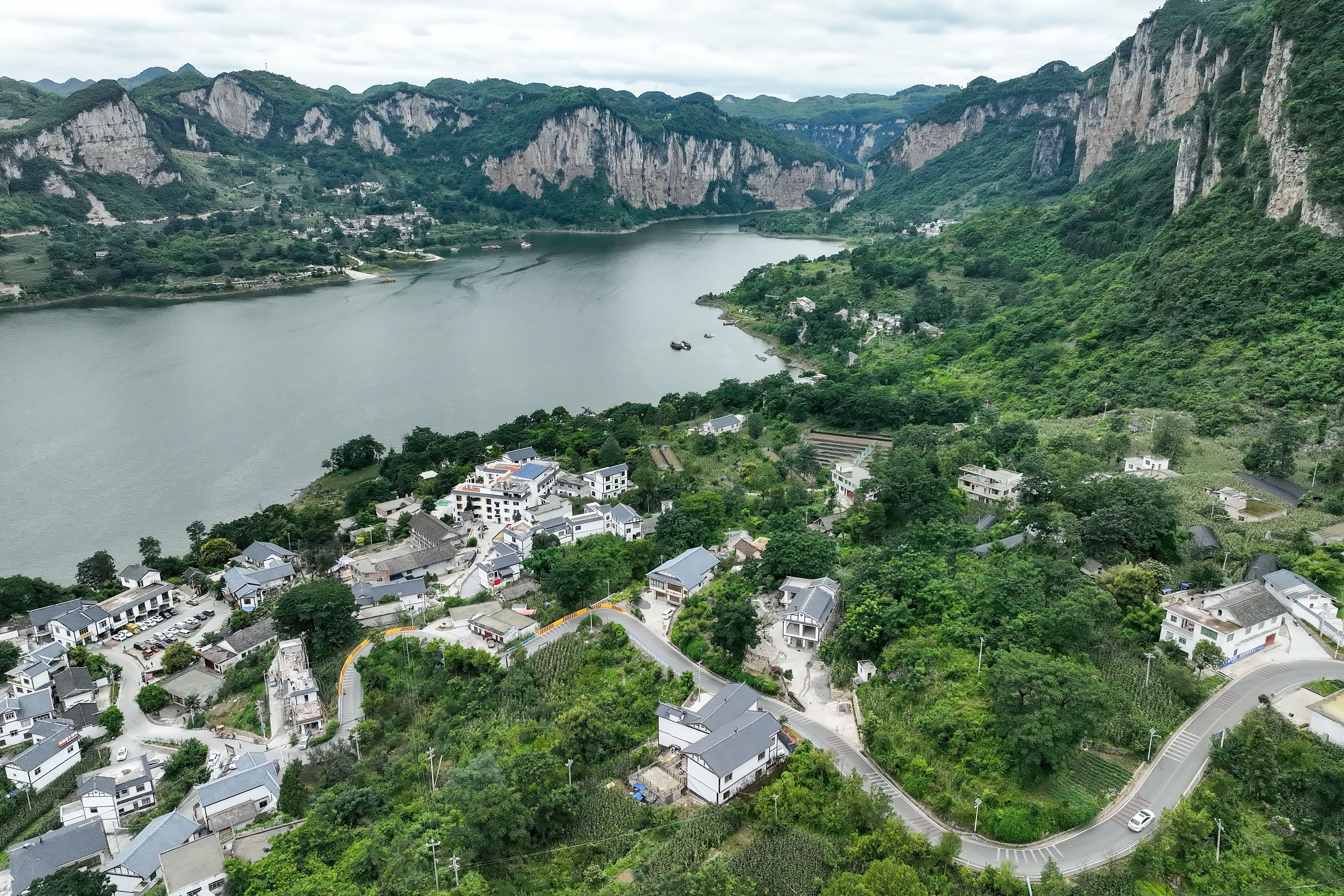 航拍贵州黔西乌江源百里画廊