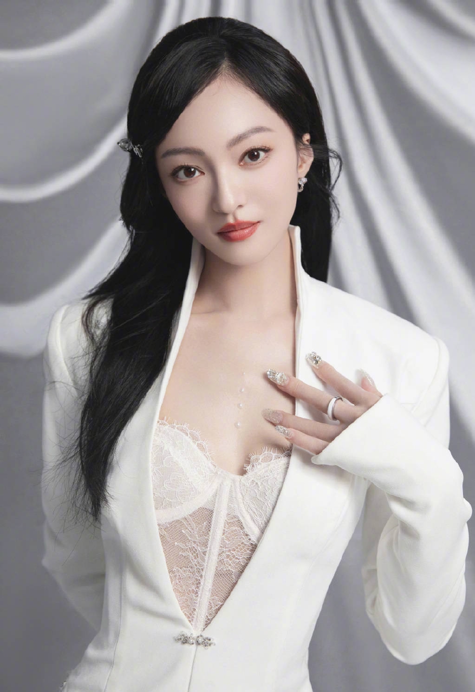 组图:张韶涵晒九宫格美照 白西装配轻纱刚柔并济飒爽不失优雅