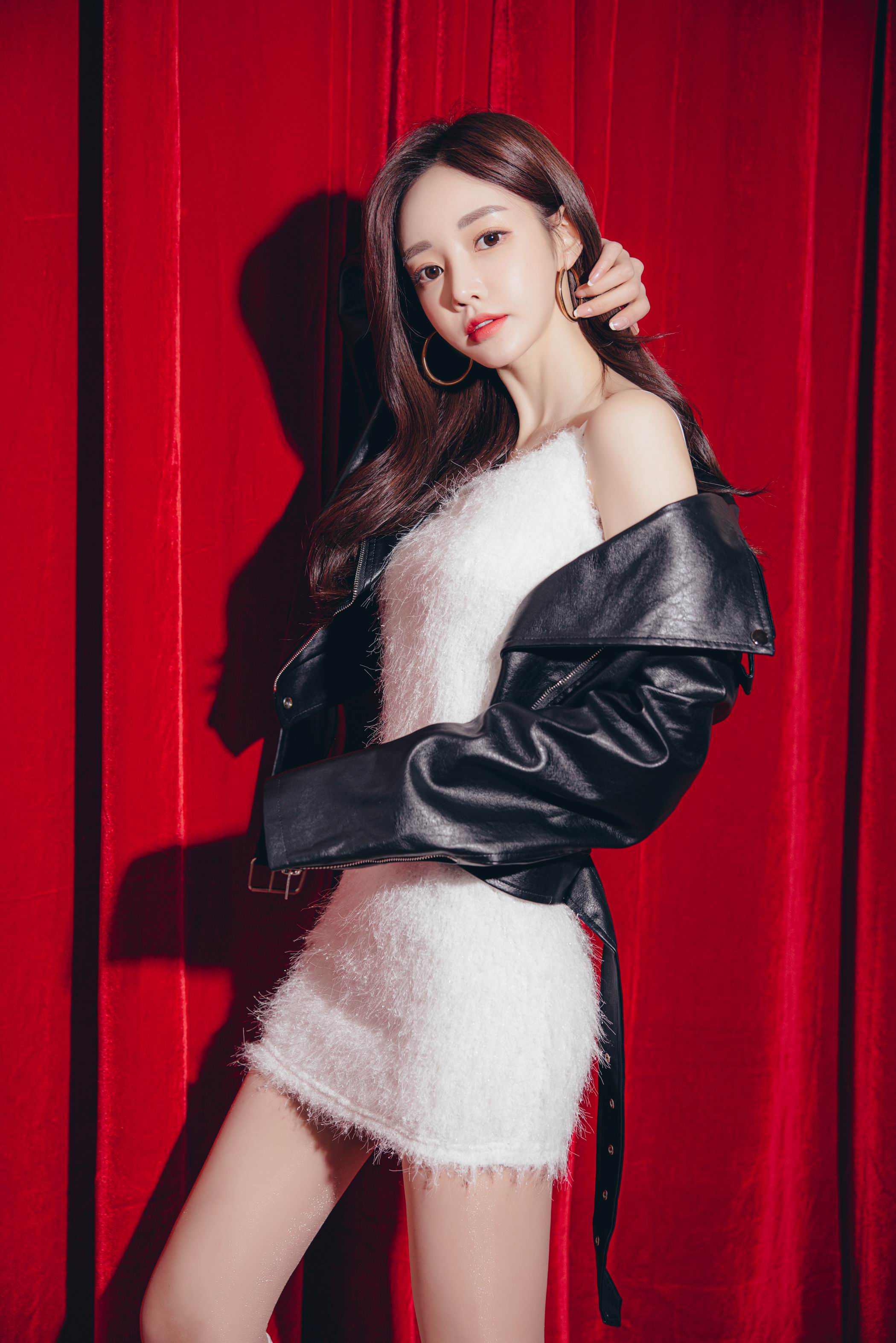 韩国女神孙允珠日常穿搭:黑色星光炫酷机车夹克搭配白色吊带裙