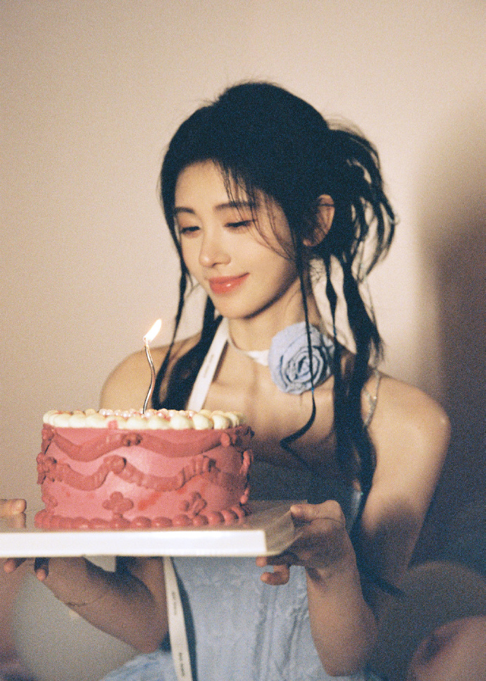 组图:鞠婧祎生日写真曝光 戴皇冠背粉色翅膀可爱俏皮