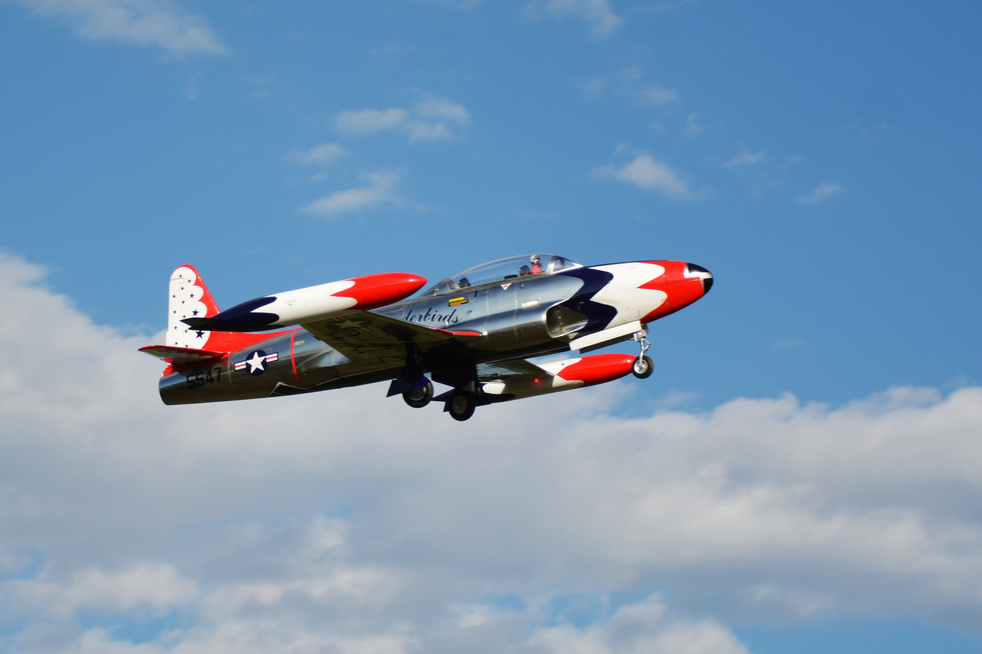 超大涡喷航模,t-33像真机飞行照片