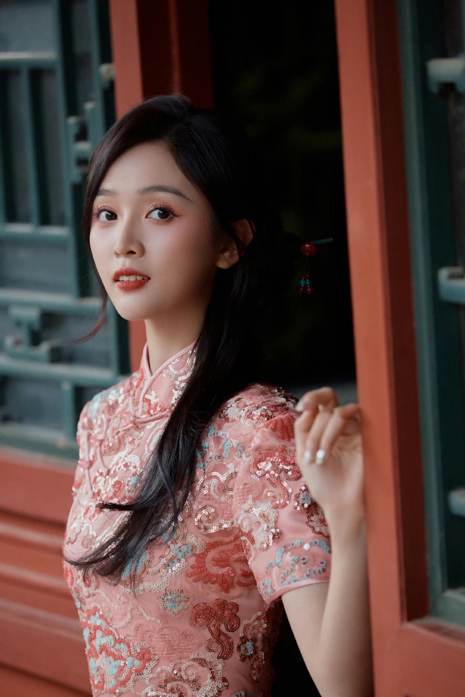 组图:吴宣仪最新旗袍造型写真释出 倚门远眺尽显东方雅韵