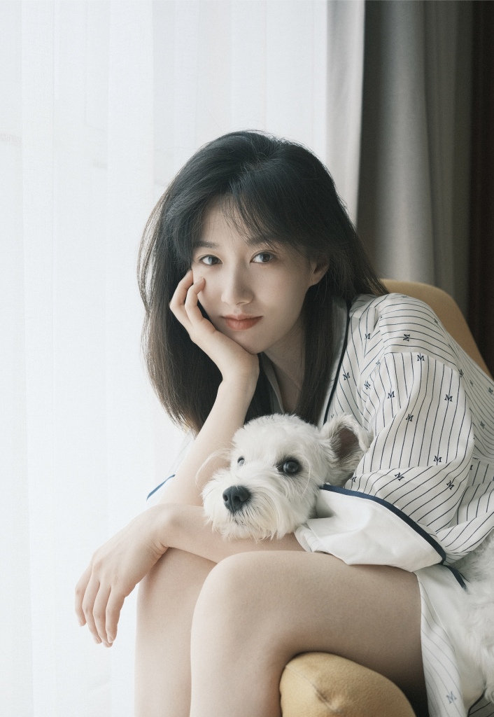 徐悦慵懒随性风睡衣写真 面庞清秀气质邻家可人