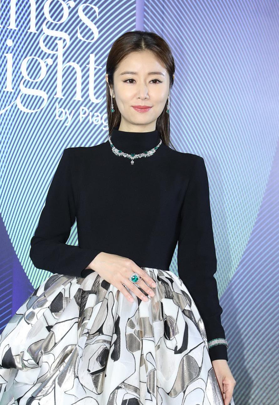 林心如穿黑白长裙戴千万珠宝 贵气十足